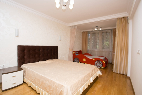 
   Продам 3-комнатную, 65 м², Просвещения ул, 24А

. Фото 9.