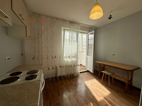 
   Продам 1-комнатную, 37.9 м², Генерала Трошева Г.Н. ул, 35

. Фото 2.