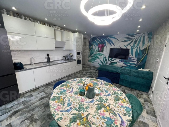 
  Продается 3-комн. квартира, 79.7 м², Туапсинская ул, д. 8
. Фото 3.