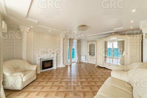 
  Продается 3-комн. квартира, 128 м², Черноморская ул, д. 10
. Фото 2.