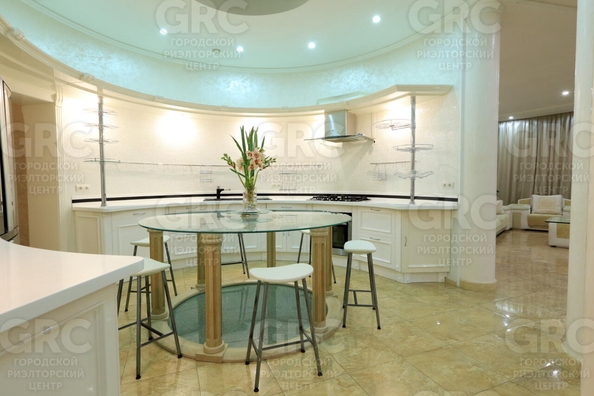 
  Продается дом 800 м². Фото 1.