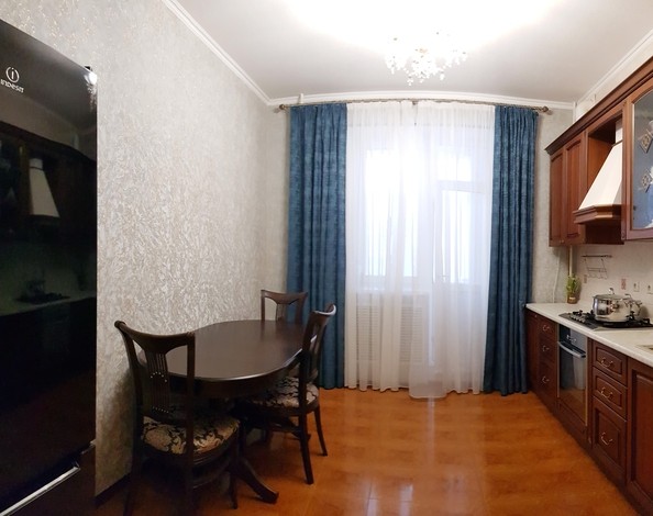 
   Продам 2-комнатную, 90 м², Комарова б-р, д 21а

. Фото 2.