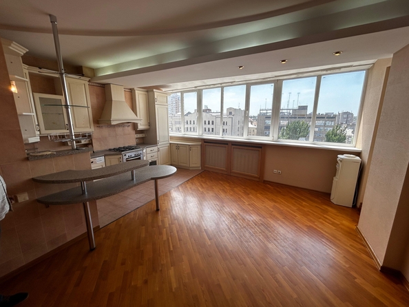 
   Продам 4-комнатную, 212 м², Большая Садовая ул, 39а

. Фото 1.